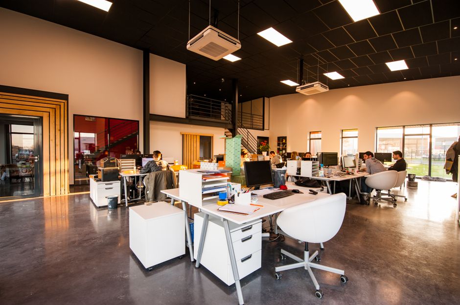 Vergaderruimte met kleurrijke akoestische wanddecoratie.