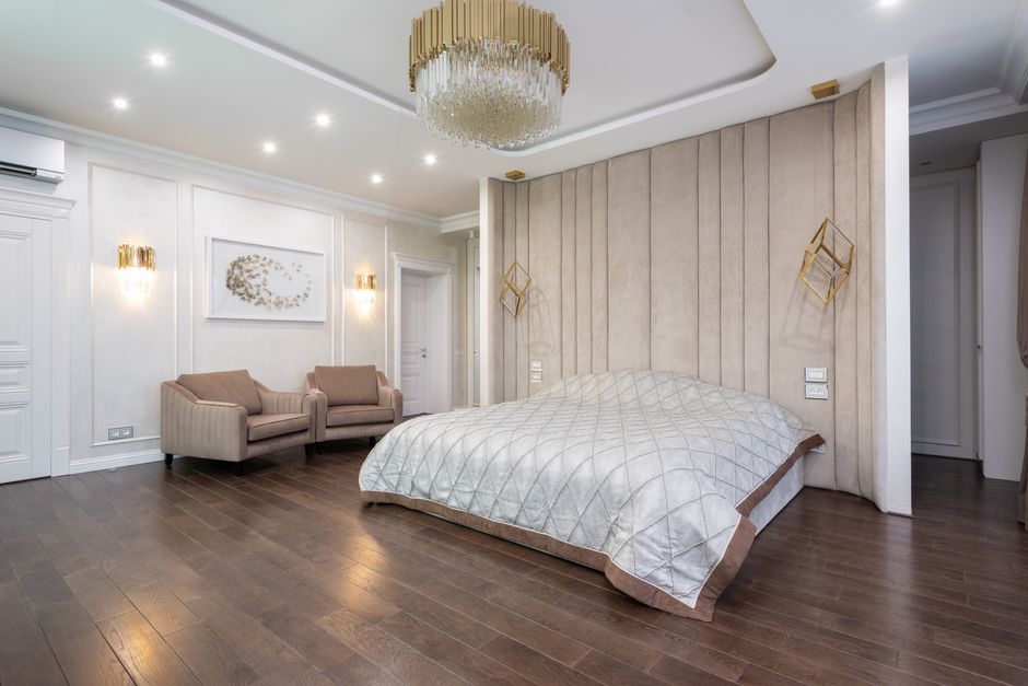 Warme, ontspannen slaapkamer met dimbare nachtlampjes.