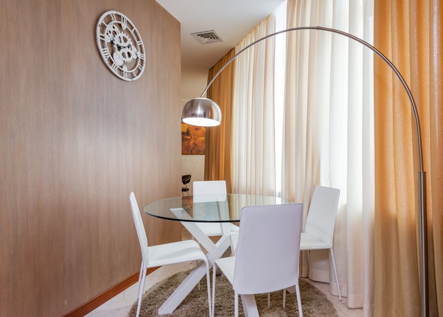 Geometrische wandpanelen verrijken eetkamer met stijl.