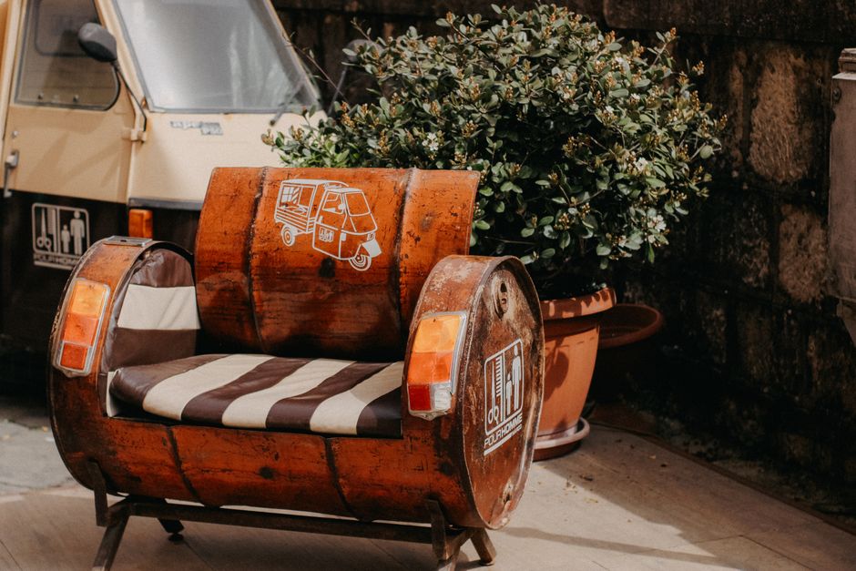 Hergebruikte tafels gemaakt van gerecycled hout.